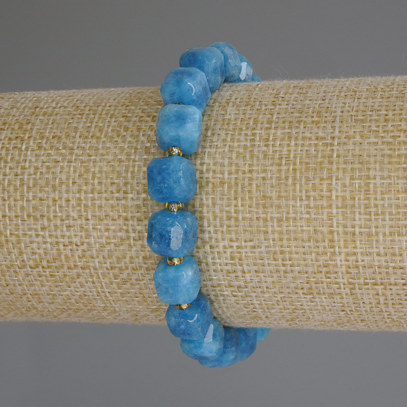 Faceted Apatite Bead Bracelet, cube shape, diameter 8.5x8.5 mm ± with 3 mm seed beads ±, length 18 cm (stretch)