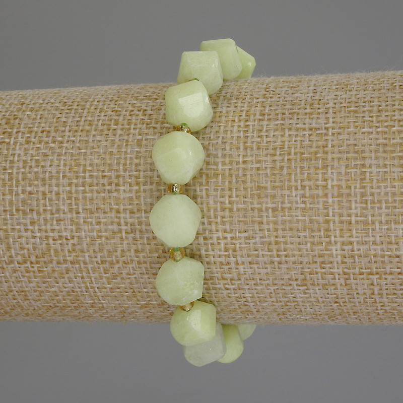 Chrysoprase Bracelet Olivine Faceted Diamond-shaped, 10×9mm diamonds, 3mm seed beads, length 18cm (stretch)