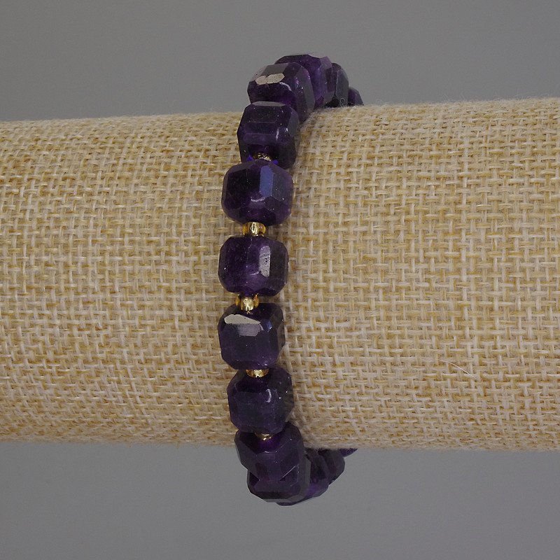 Sugilite Bracelet Faceted Cube, 8×8 mm diam., 3 mm seed beads, 18 cm adjustable stretch