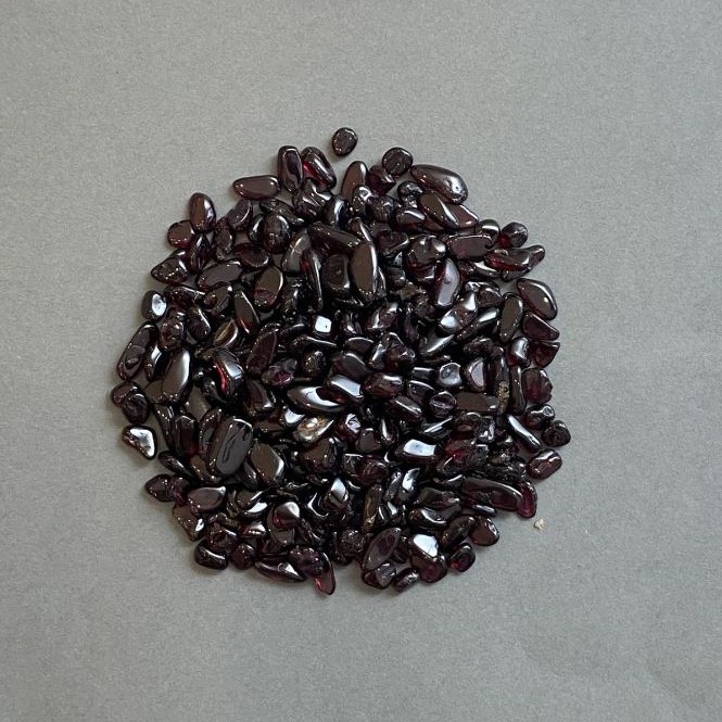Natural Garnet Chip without Hole 4-9×3-5mm+- (per 100g+-)