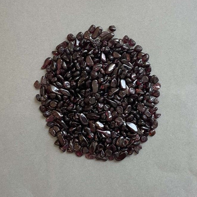 Natural Garnet Chip Without Hole 5-9x4-5mm+- (per 100g+-)
