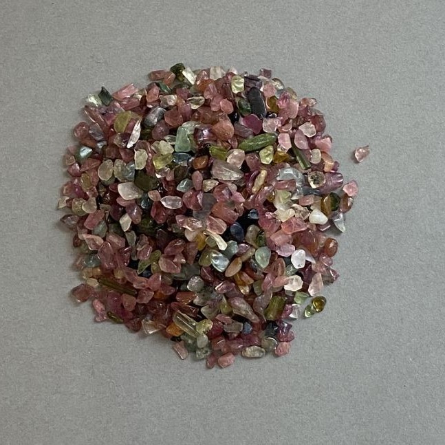 Natural Turquoise? Wait check: Turmalin is tourmaline. In English it's Tourmaline Chip without hole 2-7×3-4mm+- (per 100g+-)
