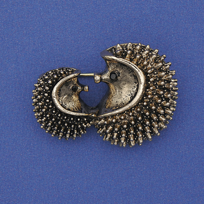 Brooch Hedgehogs 24x33mm+- golden metal