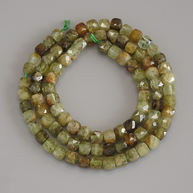 Grosular Beads Faceted Cube, 4x4mm diameter, on thread, length 39cm+