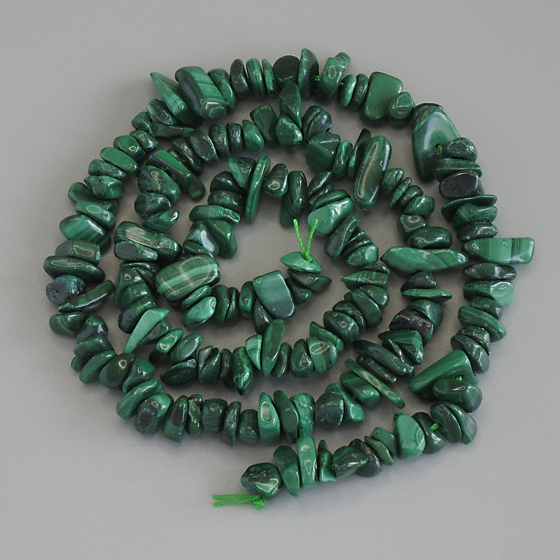 Malachite Beads - chips, diameter 5-9×2-3 mm ± on thread, length 41 cm+