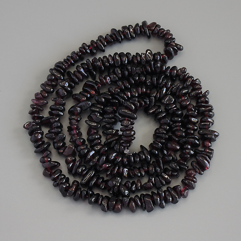 Garnet chip beads, diameter 5-8×2-4mm, length 80cm ± on thread
