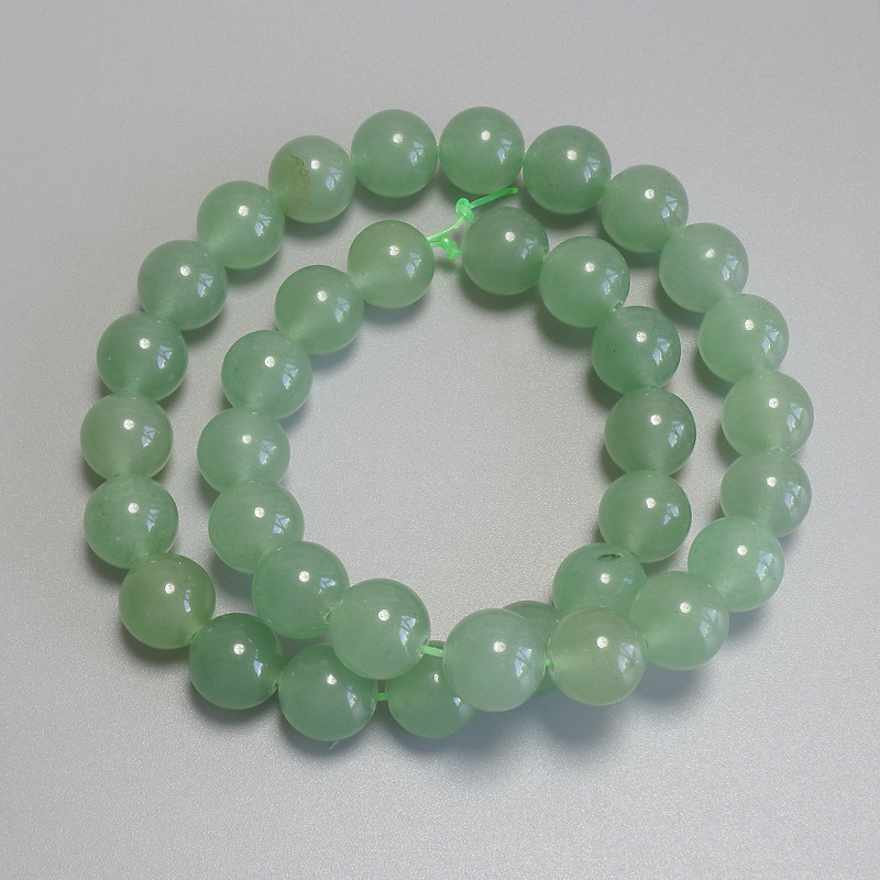 Jade Beads Smooth Ball 10 mm ± on thread, length 37 cm+