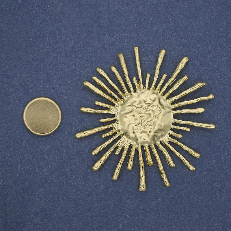 Magnetic Sun Brooch in Golden Metal 76mm+