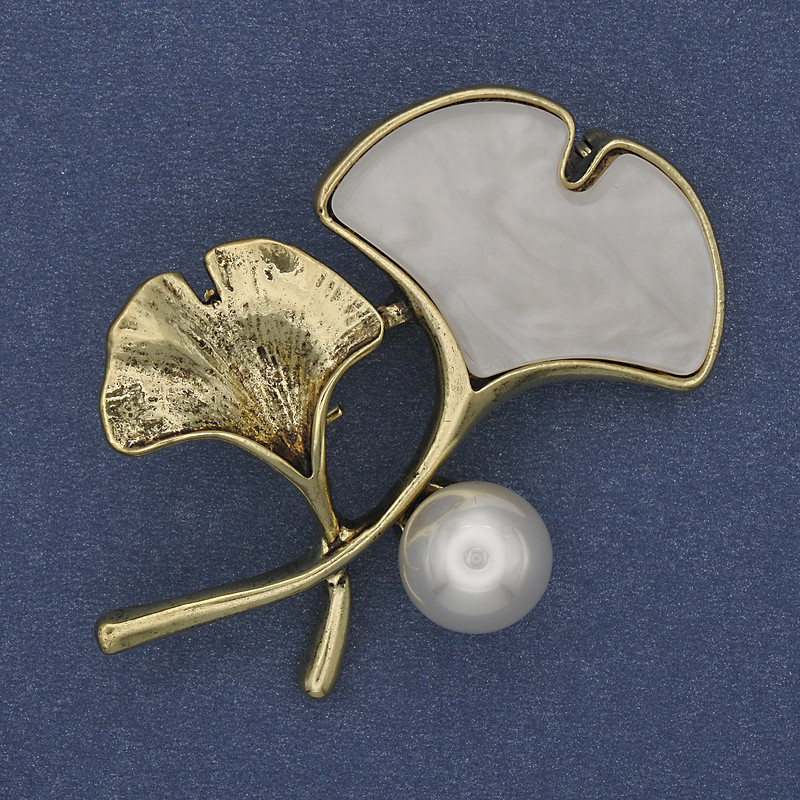 Brooch 'Branch' with white pearlized pearl and golden metal 48x38mm+