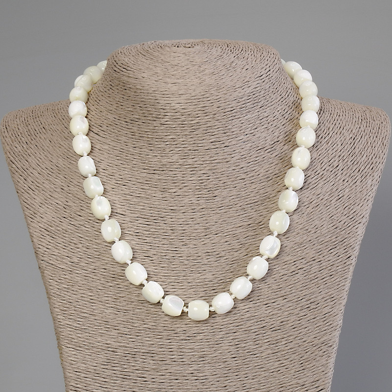 Barrel-shaped Mother-of-P pearl necklace, diameter 10x9, 5mm±, length 50cm ± with clasp