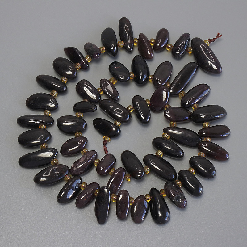 Garnet Beads Chip Butterfly, diameter 12-16x6-8mm±, 3mm+ Seed Beads, length 39cm± on thread