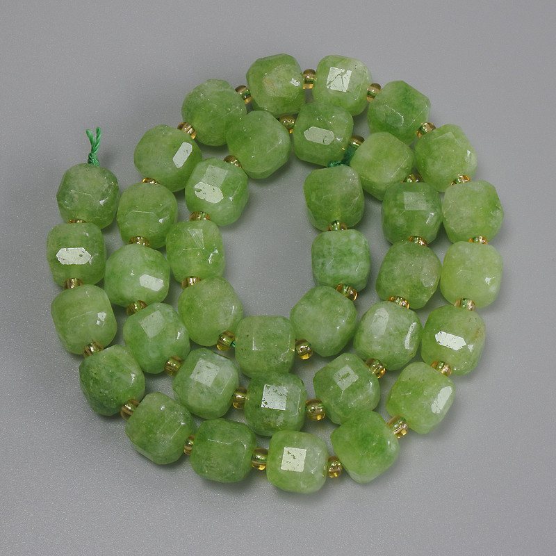 Chrysoprase Horn Beads Faceted Cube, 8.5 mm, 5x8.5 mm, thread length 38 cm ±