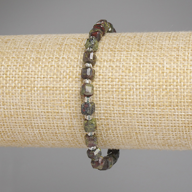 Jasper Bracelet Dragon's Blood (Garnet) Faceted Cube, diameter 5mm±, seed beads 3mm±, length 18cm±, stretch