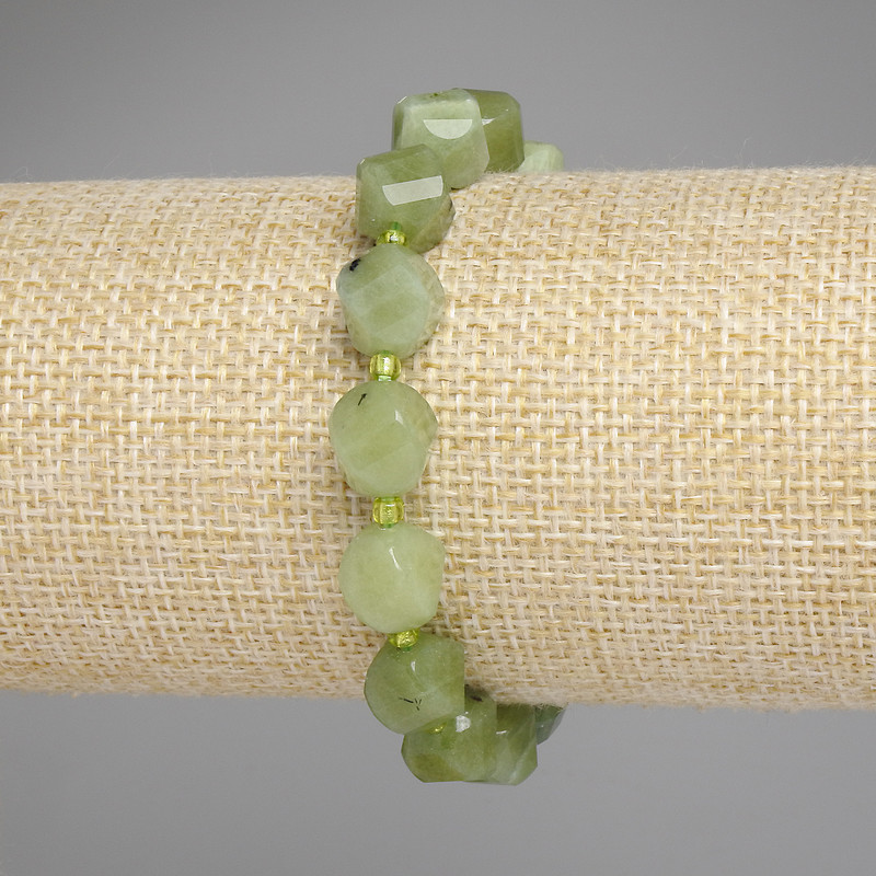 Bracelet with Faceted Jadeite, Diamond-shaped, diameter 10x9mm, 3mm beads, length 18cm