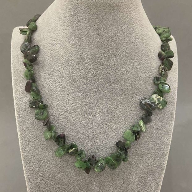 Necklace of Zoisite - faceted butterfly-shaped beads 8-15×6-9 mm +-, length 45 cm +- with clasp