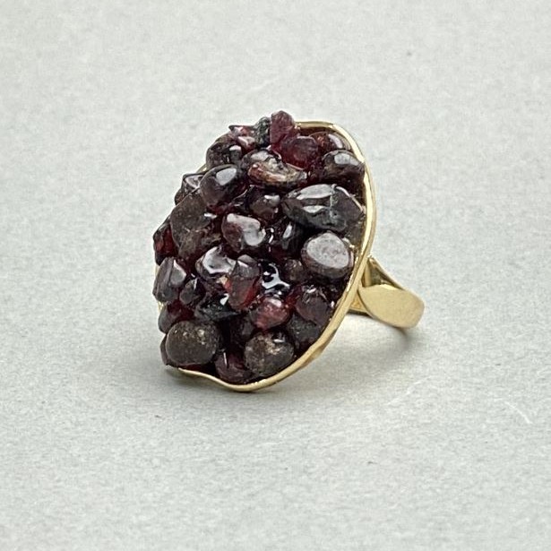 Bead Fragment Garnet Stud on Smooth Setting 30x26mm± golden metal