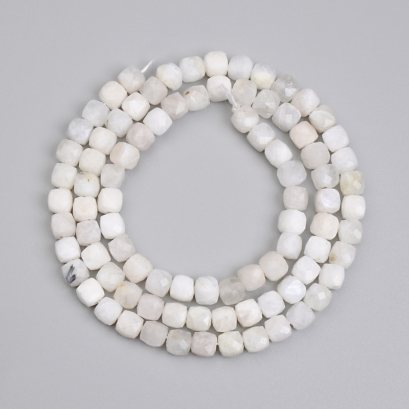 Adularia Beads Faceted Cube 4x4mm +-, length 38cm+- on thread