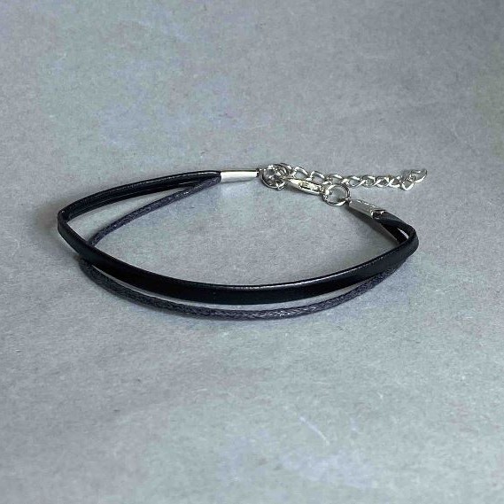 Black vegan leather bracelet, 18 cm + 5 cm extender chain