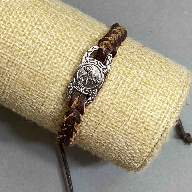 Bracelet with metal inlay, 10 mm thick eco-leather brown, length 18-22 cm with pull closure