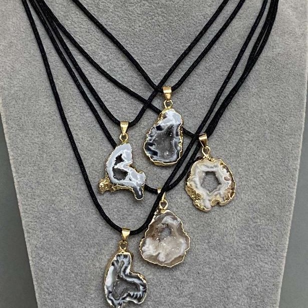 Agate Pendant with Druzy Slice 23-25×20-22mm+-, length 32-37mm+- assortment sizes on cord, length 56cm+ with adjustable drawstring