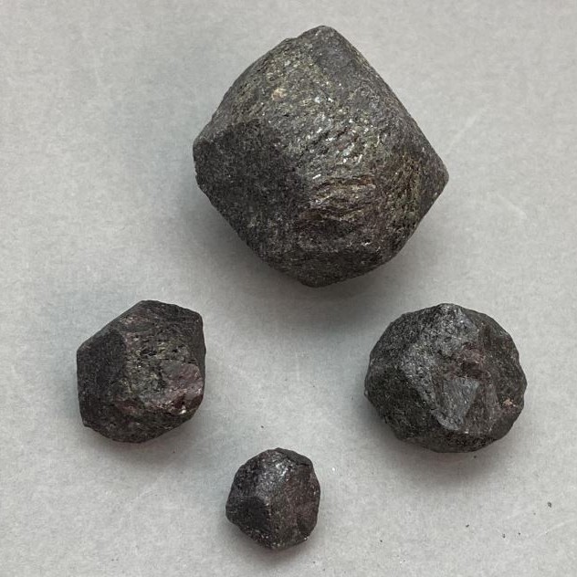 Natural unprocessed garnet stone, diameter 12-35×10-30×10-30mm± (assorted sizes) (Price per 100 g)