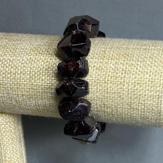 Garnet multi-faceted bead bracelet, diameter 15-21×9-14mm+-, length 18cm +- stretch (with natural imperfections)