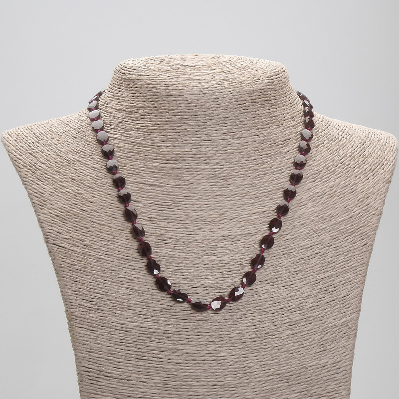 Garnet Necklace faceted oval, diameter 8-9×5-6 mm, 5-6 mm +-, length 45 cm +- with clasp