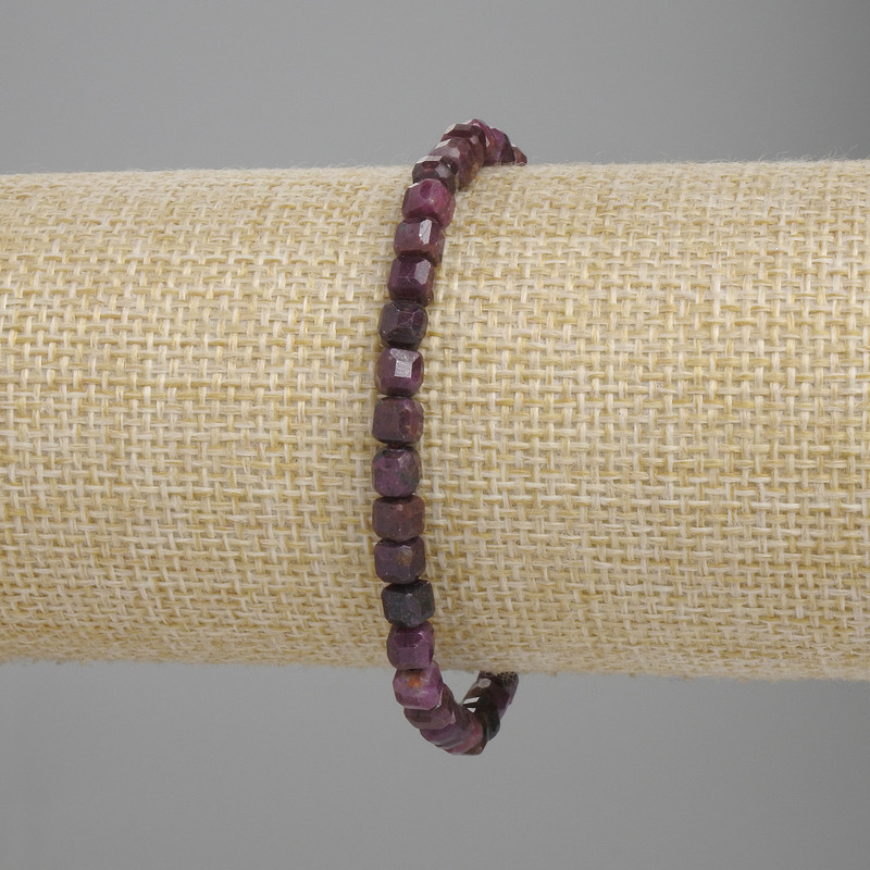 Rubin bracelet faceted cube, diameter 5x5mm +- , length 18cm +- stretch