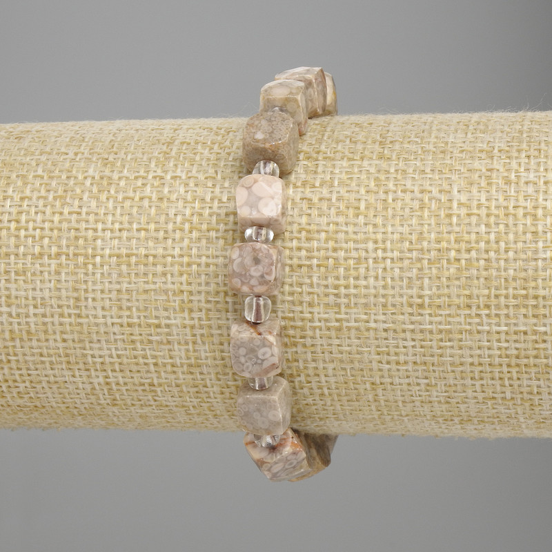 Pisolite bracelet faceted cube, diameter 8x8mm+- bead 3mm+-, length 18cm+- stretch
