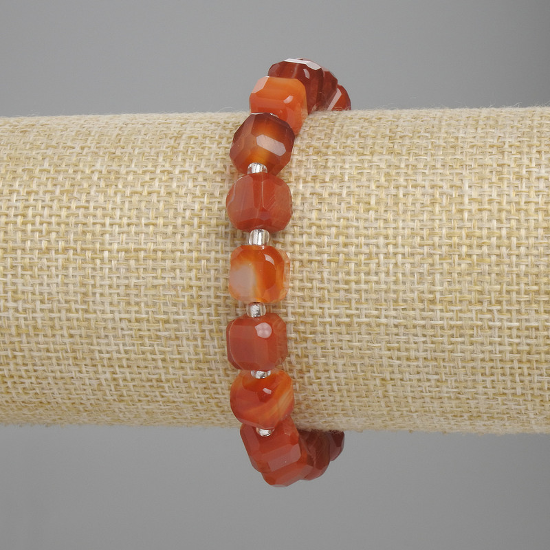 Bracelet Agate faceted cube, diameter 8×8 mm +- bead 3 mm +-, length 18 cm +- stretch