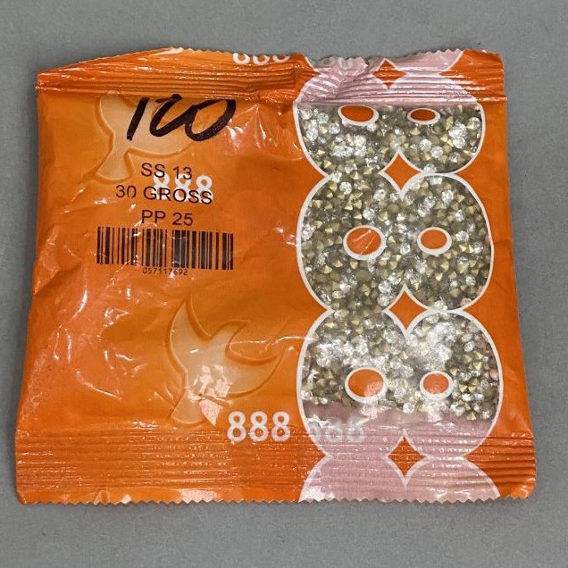 White rhinestones stones color, diameter 4mm+- pack /100g (+ -)