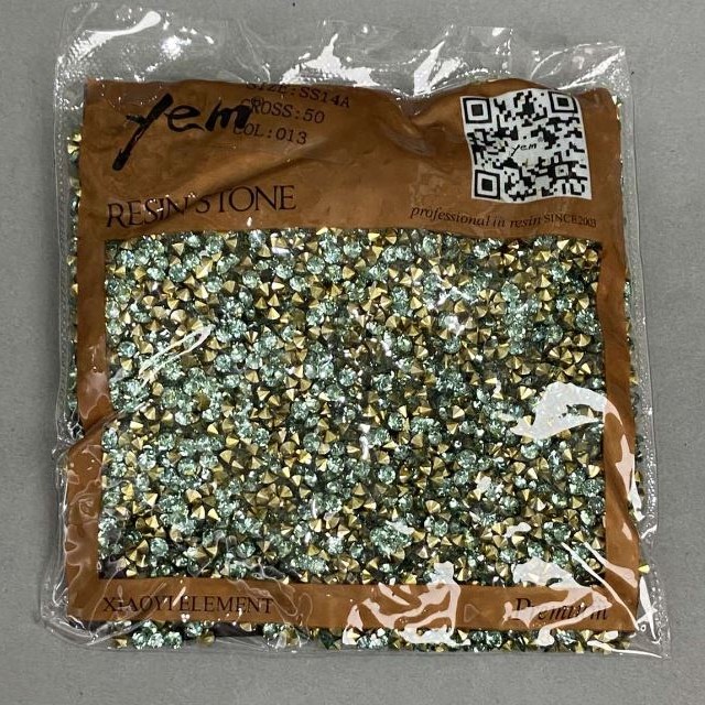 Light blue rhinestones stones, color light blue, diameter 4mm ± pack /75g (+ -)