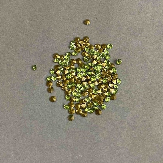 Green rhinestones stones, color green, diameter 2.5 (+/-) mm pack /4 g (+/-)