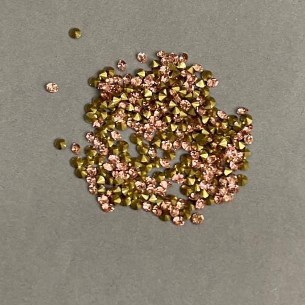 Pink rhinestones, diameter 2.5 (±) mm, pack / 4 g (±)