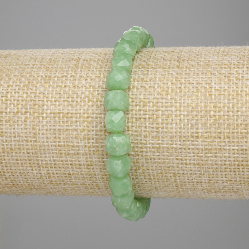 Bracelet Chrysoprase faceted cube, diameter 7x7 mm +/-, length 18 cm +/- stretch