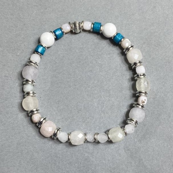 Bracelet Chalcedony bead 8mm+- Mountain crystal faceted cube 4mm+- 7mm+- with inserts, length 18cm+- stretch