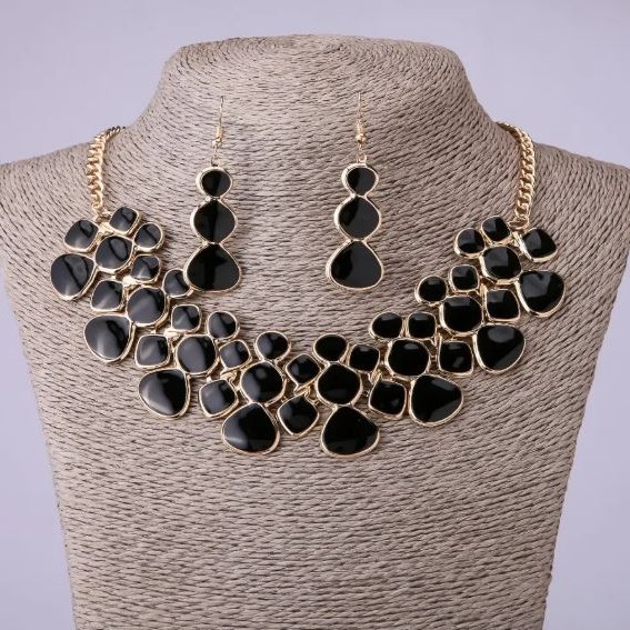Necklace and earrings set with black enamel, length 46–52 cm