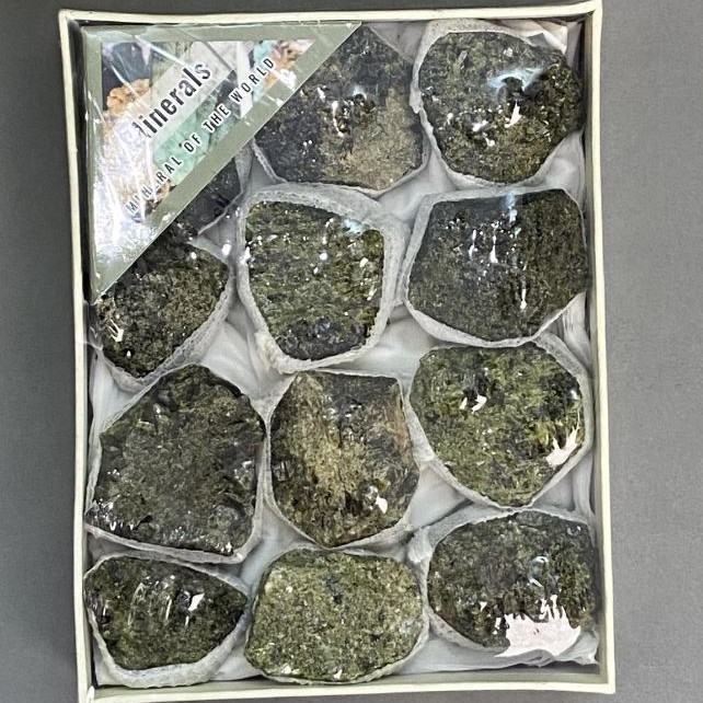 Souvenir stone Epidote assorted sizes (price per box) 17x13 cm +