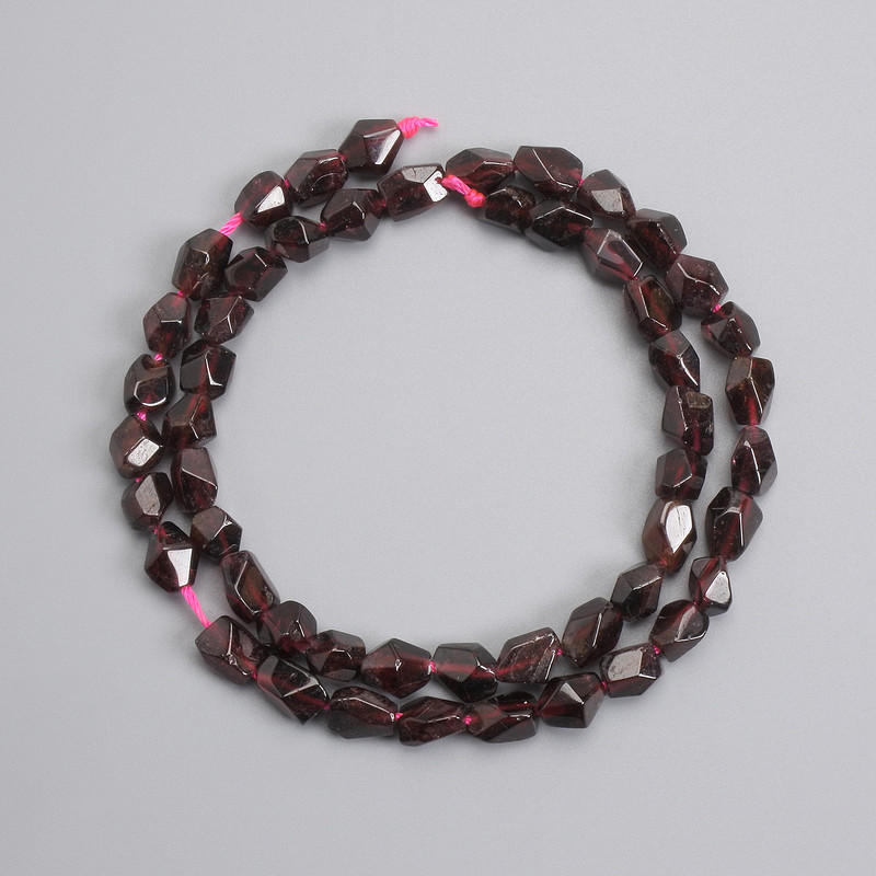Garnet beads faceted 6–8, 5x5–6, 5mm+- length 39cm+- on a thread