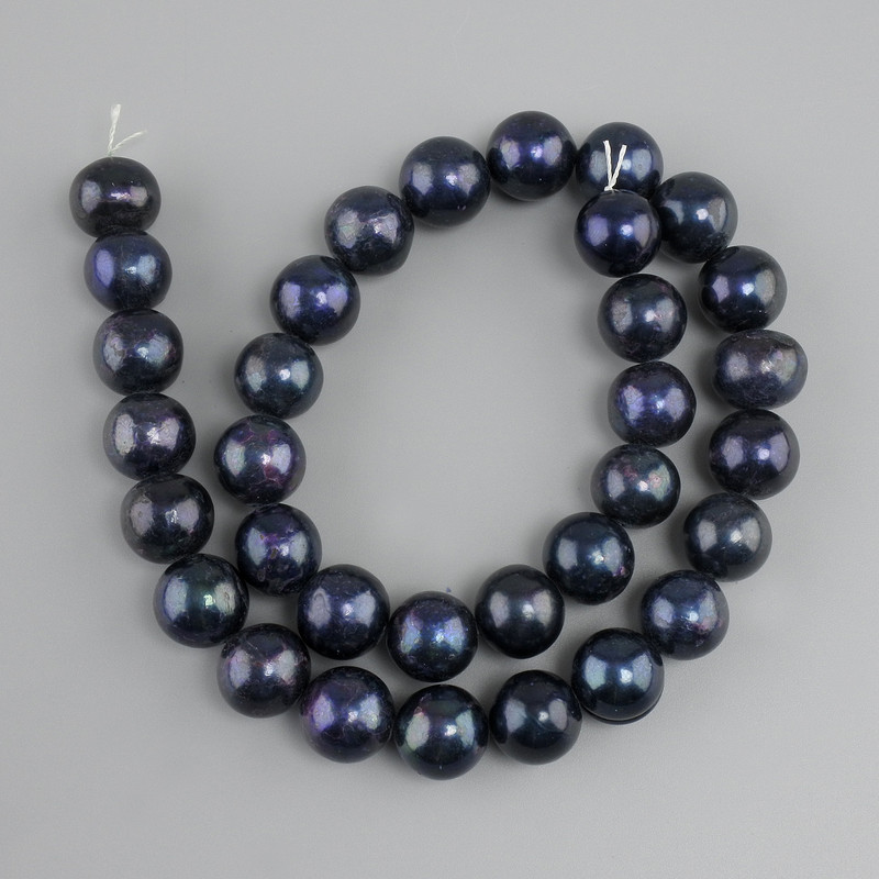 Freshwater pearls graphite with iridescent sheen (peacock black), diameter 11–12mm ±, length 37cm ± on a string