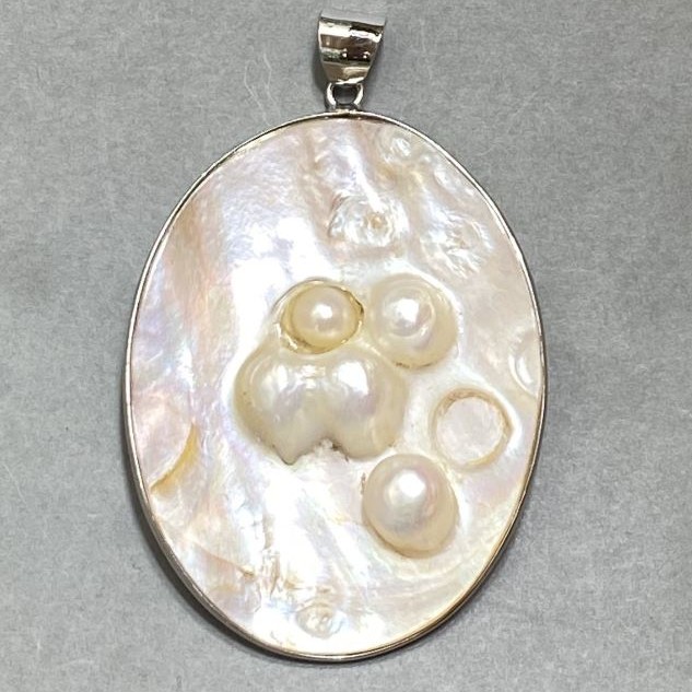 Natural mother-of-pearl pendant with baroque pearls oval, diameter 60×46mm +/-, length 72mm +/- silver-tone metal