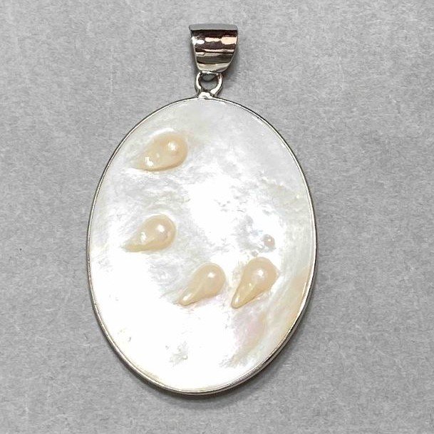 Pendant natural mother-of-pearl with baroque pearls oval, diameter 44x35mm+- , length 57mm+- silver-toned metal