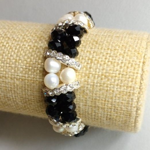 Bracelet with freshwater pearls, Czech crystal, length 18 cm ± stretch