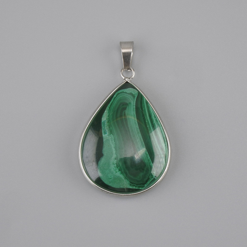 Malachite pendant in a silver-toned metal setting 45x30mm±, length 51mm± (assorted sizes)