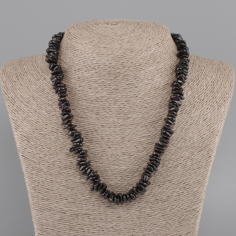 Garnet Chip Necklace, diameter 9–12x2–3 mm ±, length 45 cm ± with clasp