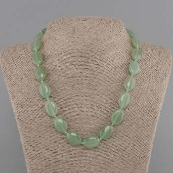 Jade necklace oval 18x13mm +/-, length 45cm +/-, with clasp
