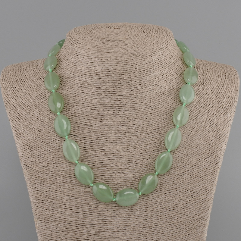 Jade necklace oval 18x13mm +/-, length 45cm +/-, with clasp