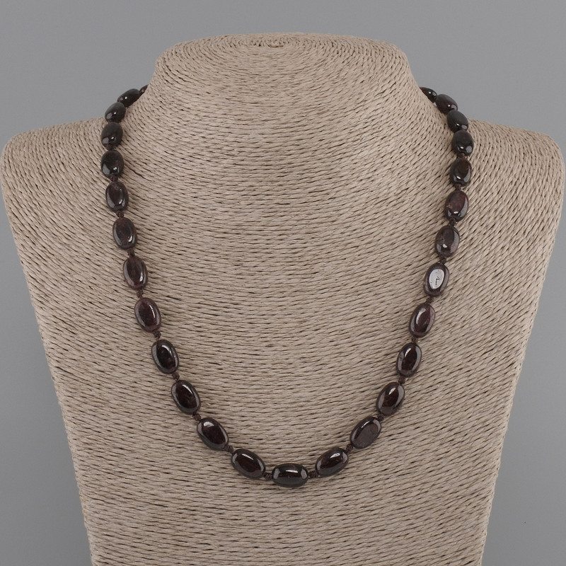Garnet necklace oval 12×8mm ±, length 45cm ± with clasp