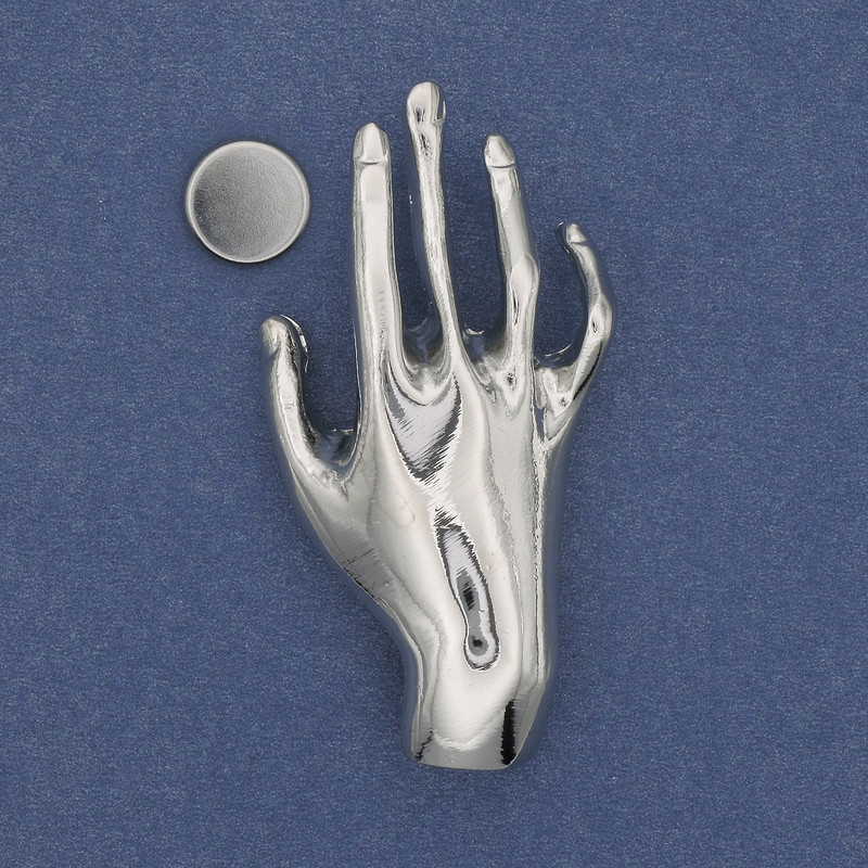 Brooch on a magnet Hand silver-colored metal 27x55mm+