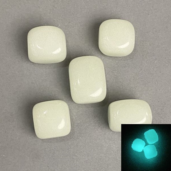 Natural onyx that glows in the dark, tumbled 25x17mm (+-) packaged 100 grams turquoise glow